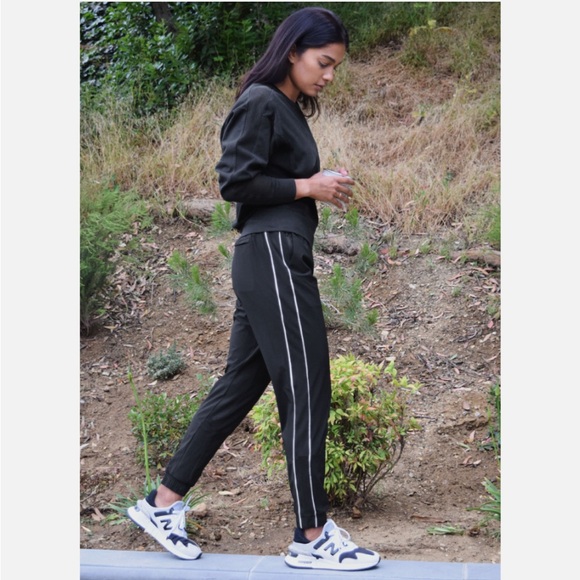 Athleta Pants - Athleta Pants Women’s Sz 6 Brooklyn Jogger Black White Side Stripe 566705